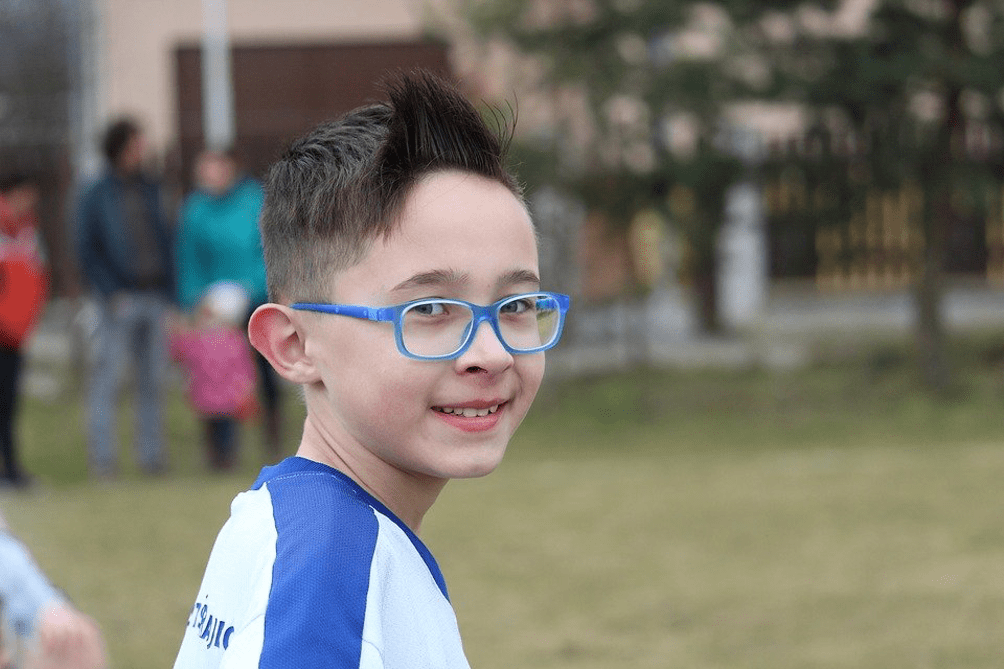 Kind mit Brille beim Sport
