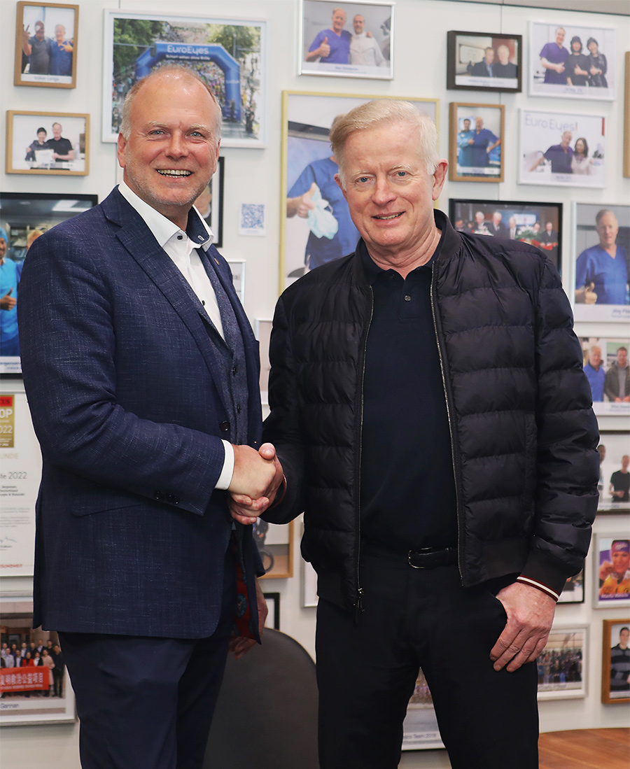 Holstein Kiel Geschäftsführer Wolfgang Schwenke und EuroEyes Gründer Dr. Jørn S. Jørgensen